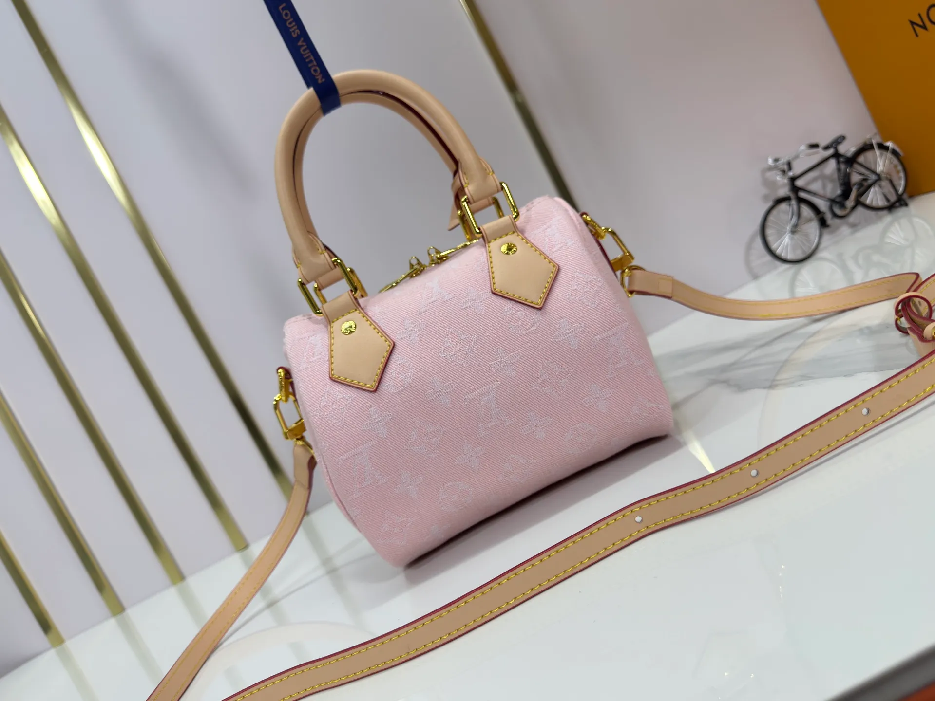 P280 M46234 M81878 Upgraded from the original version, Iv's new Murakami Takashi's new collaboration series speedy nano pink pillow bag ~ with long strap (a single item sought after by many celebrities). Original white fabric with discolored cowhide, top hardware. Original quality. Super high return rate. Size: 20.5x13.5x12