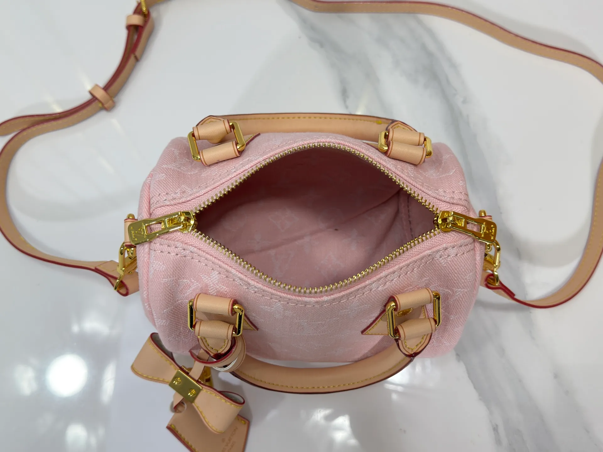 P280 M46234 M81878 Upgraded from the original version, Iv's new Murakami Takashi's new collaboration series speedy nano pink pillow bag ~ with long strap (a single item sought after by many celebrities). Original white fabric with discolored cowhide, top hardware. Original quality. Super high return rate. Size: 20.5x13.5x12