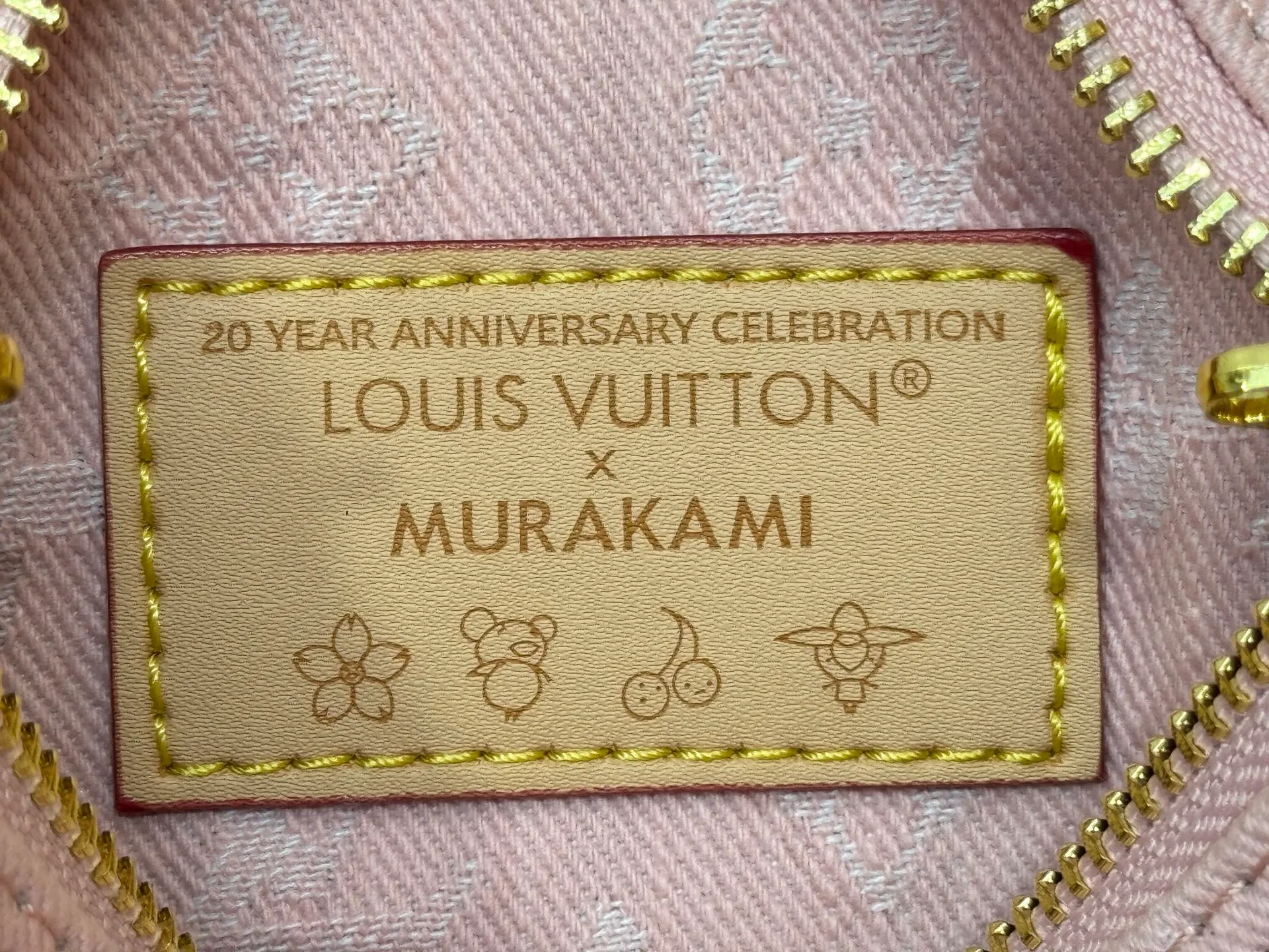 P280 M46234 M81878 Upgraded from the original version, Iv's new Murakami Takashi's new collaboration series speedy nano pink pillow bag ~ with long strap (a single item sought after by many celebrities). Original white fabric with discolored cowhide, top hardware. Original quality. Super high return rate. Size: 20.5x13.5x12