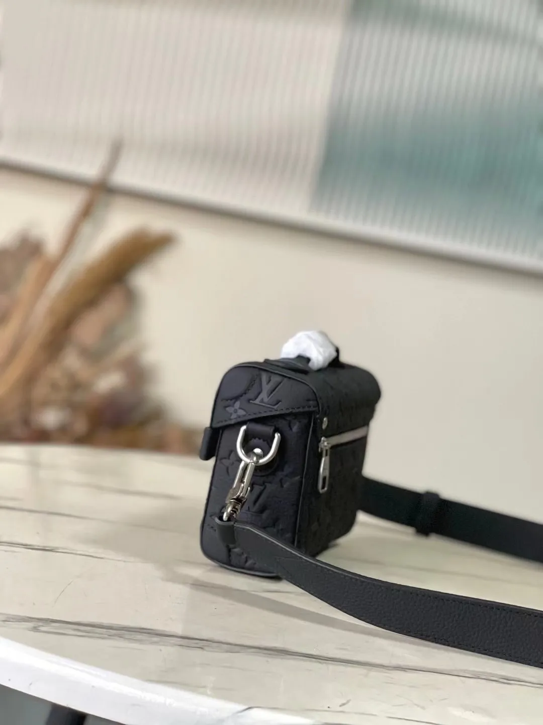 💰1300 (first-grain leather) top original order M13871 black This Soul Trunk handbag is made of soft Monogram embossed Taurillon cow leather to interpret the brand's traditional hard box structure. Reinforced corners Leather details and detachable and adjustable shoulder straps embellish the Monogram pattern body. Cotton lining completes the overall size: 19x15x7cm
