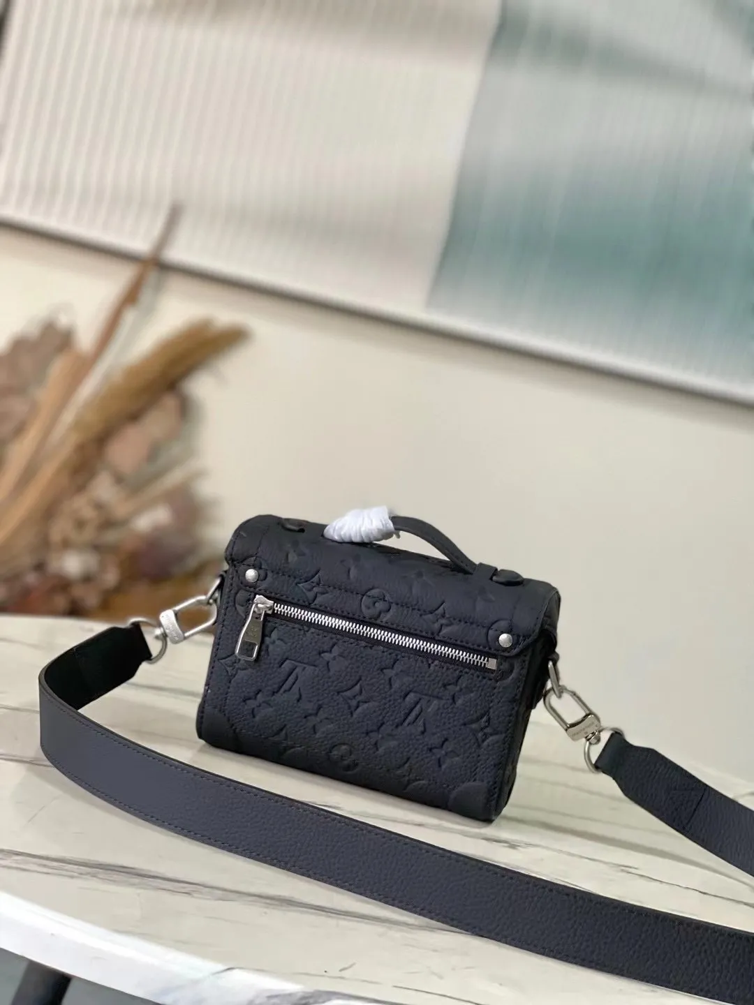 💰1300 (first-grain leather) top original order M13871 black This Soul Trunk handbag is made of soft Monogram embossed Taurillon cow leather to interpret the brand's traditional hard box structure. Reinforced corners Leather details and detachable and adjustable shoulder straps embellish the Monogram pattern body. Cotton lining completes the overall size: 19x15x7cm