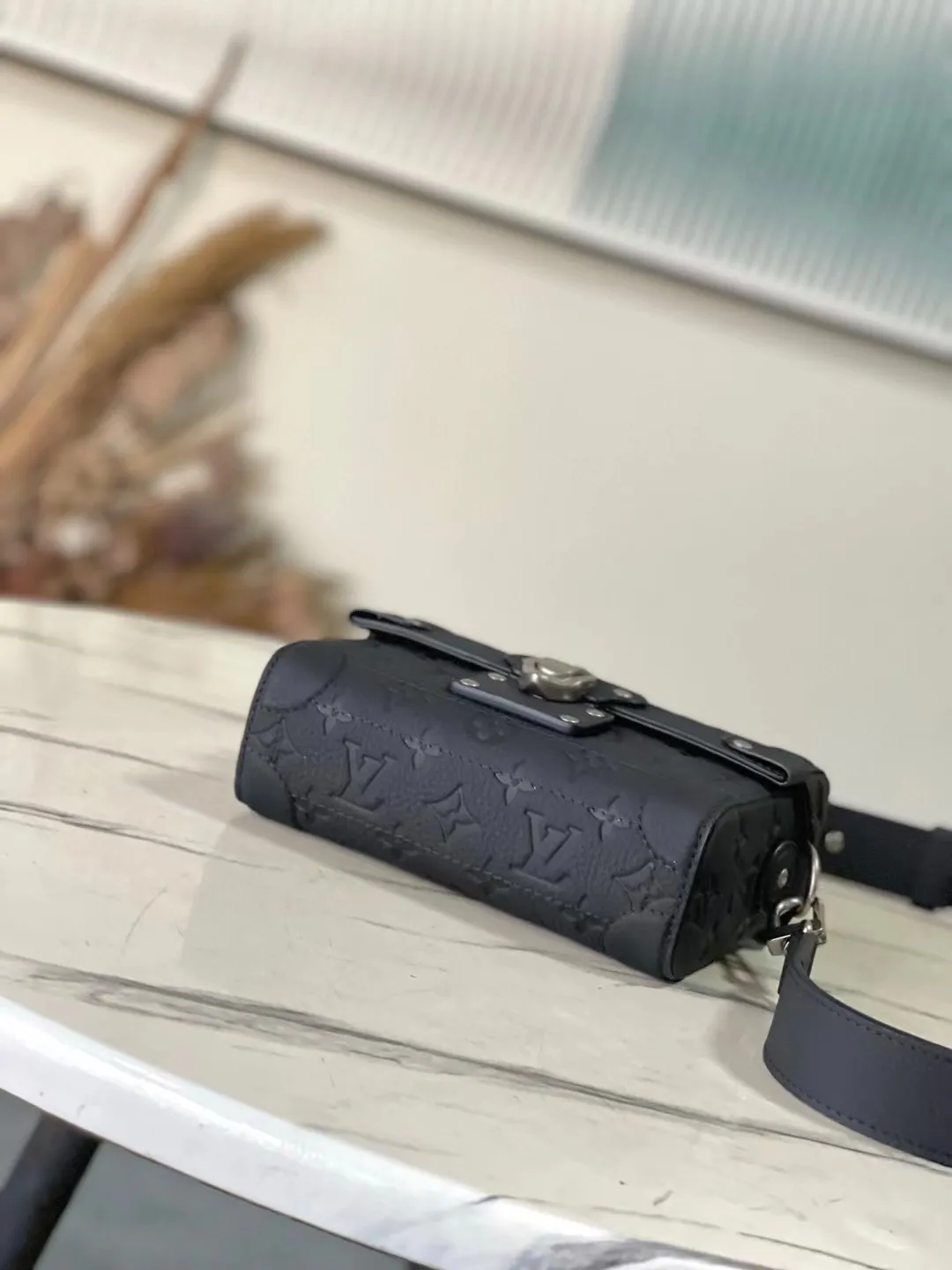 💰1300 (first-grain leather) top original order M13871 black This Soul Trunk handbag is made of soft Monogram embossed Taurillon cow leather to interpret the brand's traditional hard box structure. Reinforced corners Leather details and detachable and adjustable shoulder straps embellish the Monogram pattern body. Cotton lining completes the overall size: 19x15x7cm