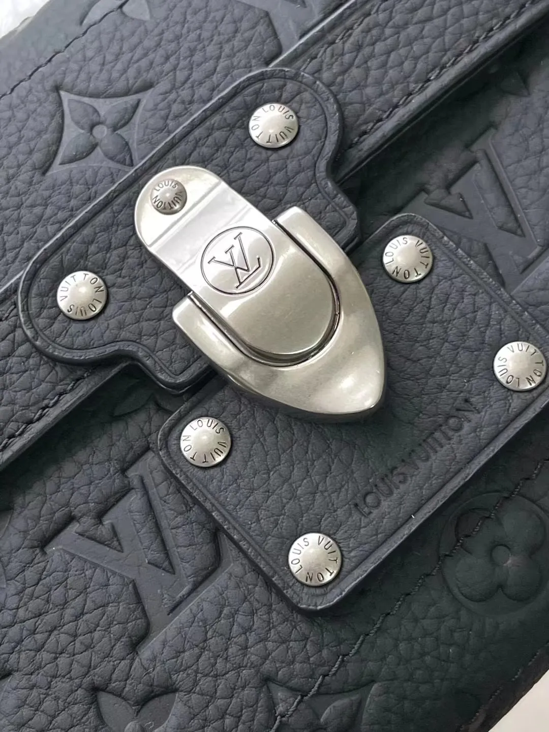 💰1300 (first-grain leather) top original order M13871 black This Soul Trunk handbag is made of soft Monogram embossed Taurillon cow leather to interpret the brand's traditional hard box structure. Reinforced corners Leather details and detachable and adjustable shoulder straps embellish the Monogram pattern body. Cotton lining completes the overall size: 19x15x7cm