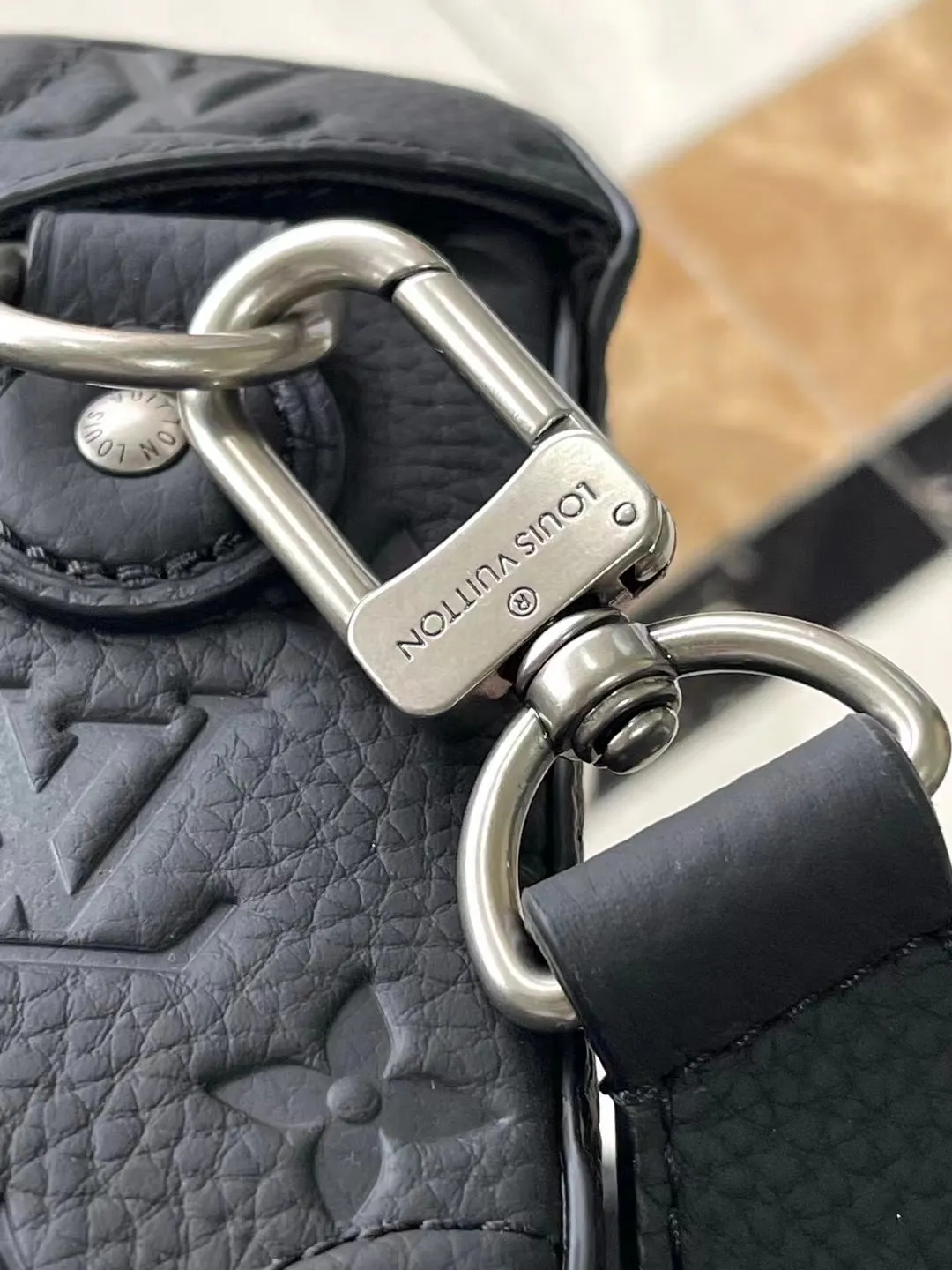 💰1300 (first-grain leather) top original order M13871 black This Soul Trunk handbag is made of soft Monogram embossed Taurillon cow leather to interpret the brand's traditional hard box structure. Reinforced corners Leather details and detachable and adjustable shoulder straps embellish the Monogram pattern body. Cotton lining completes the overall size: 19x15x7cm
