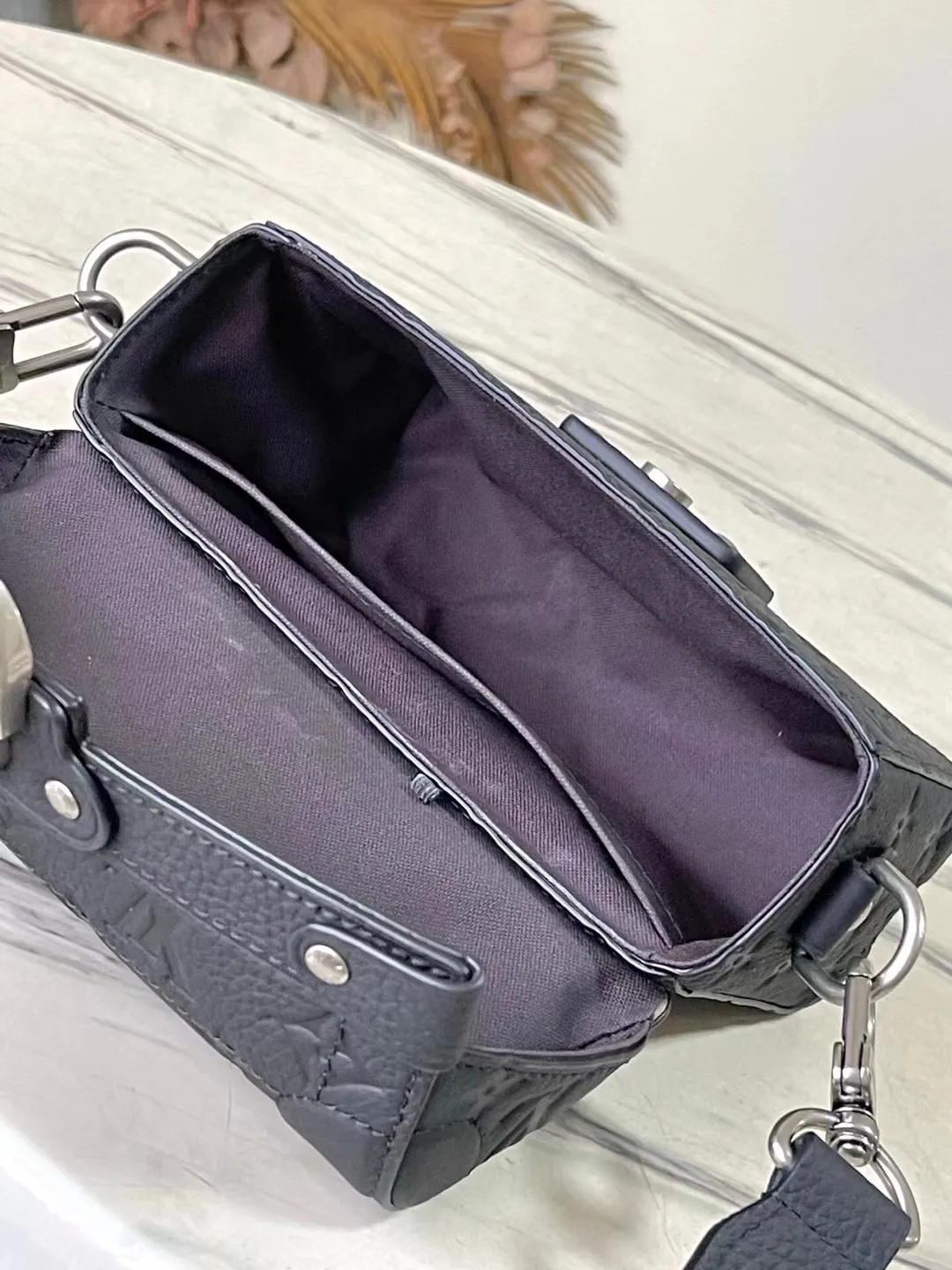 💰1300 (first-grain leather) top original order M13871 black This Soul Trunk handbag is made of soft Monogram embossed Taurillon cow leather to interpret the brand's traditional hard box structure. Reinforced corners Leather details and detachable and adjustable shoulder straps embellish the Monogram pattern body. Cotton lining completes the overall size: 19x15x7cm