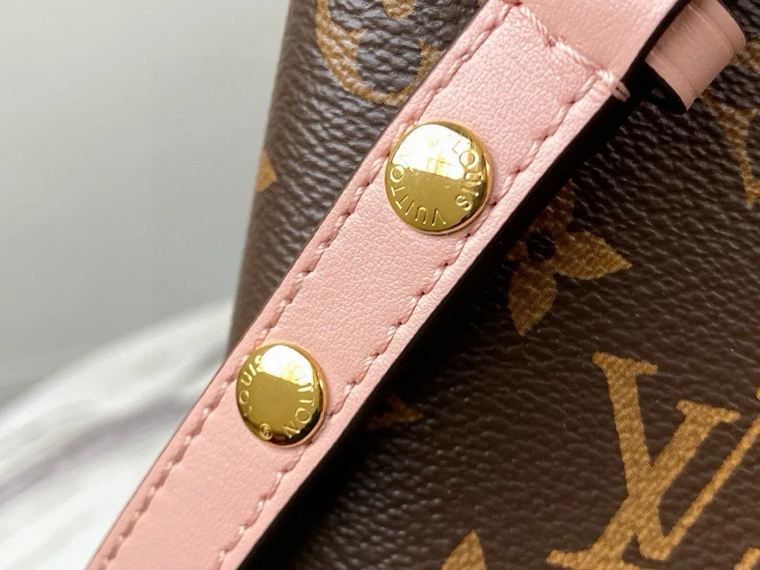 💰760 Top Original Order M44022 Cherry Blossom Pink Top Original Order Gaston-Louis Vuitton's wine bag designed specifically for transporting champagne in 1932 meets contemporary trends and transforms into the Néo Noé bucket bag, which embodies the beauty of heritage. Monogram canvas outlines soft lines, with colorful leather trim and tonal multi-layer bonded lining. Dimensions: 26 x 26 x 17.5 cm
