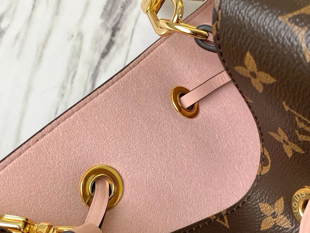 💰760 Top Original Order M44022 Cherry Blossom Pink Top Original Order Gaston-Louis Vuitton's wine bag designed specifically for transporting champagne in 1932 meets contemporary trends and transforms into the Néo Noé bucket bag, which embodies the beauty of heritage. Monogram canvas outlines soft lines, with colorful leather trim and tonal multi-layer bonded lining. Dimensions: 26 x 26 x 17.5 cm