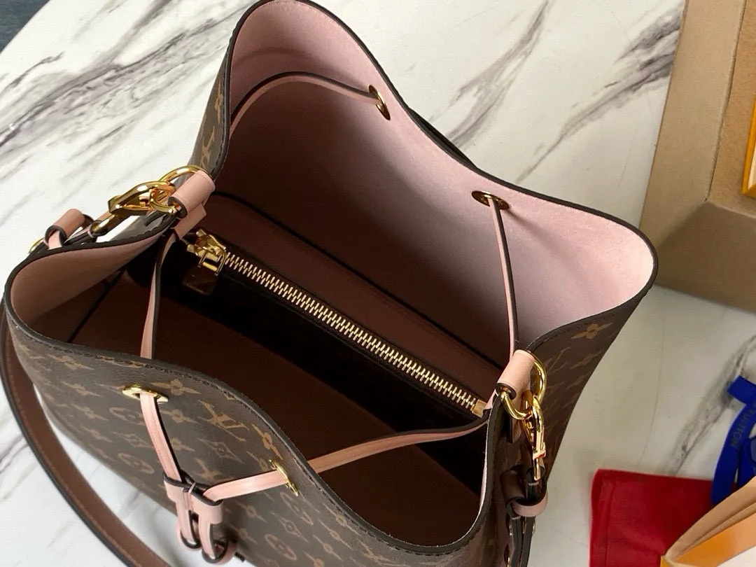 💰760 Top Original Order M44022 Cherry Blossom Pink Top Original Order Gaston-Louis Vuitton's wine bag designed specifically for transporting champagne in 1932 meets contemporary trends and transforms into the Néo Noé bucket bag, which embodies the beauty of heritage. Monogram canvas outlines soft lines, with colorful leather trim and tonal multi-layer bonded lining. Dimensions: 26 x 26 x 17.5 cm