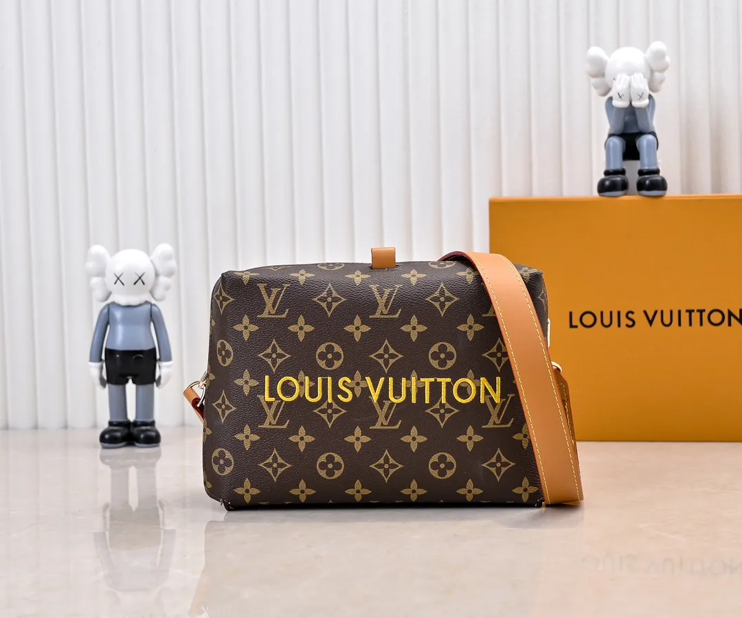 Batch 280💰Upgraded original M24455 This Shopper medium handbag draws inspiration from Louis Vuitton shopping bags, with the words Louis Vuitton and Maison Fondée En 1854 written on soft cow leather. It is equipped with a top handle and a detachable shoulder strap. Dimensions: 23.0x16.5x7.0 cm (length x height x width)
