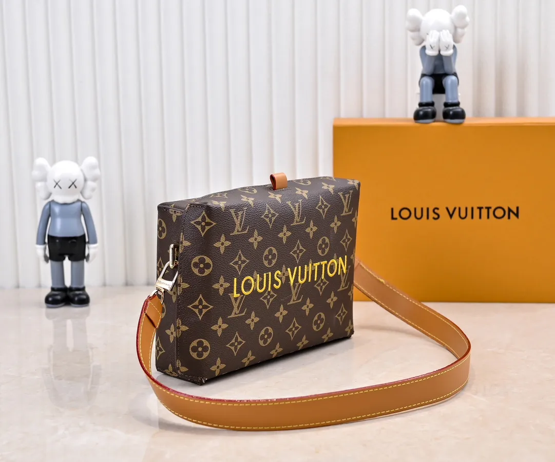 Batch 280💰Upgraded original M24455 This Shopper medium handbag draws inspiration from Louis Vuitton shopping bags, with the words Louis Vuitton and Maison Fondée En 1854 written on soft cow leather. It is equipped with a top handle and a detachable shoulder strap. Dimensions: 23.0x16.5x7.0 cm (length x height x width)