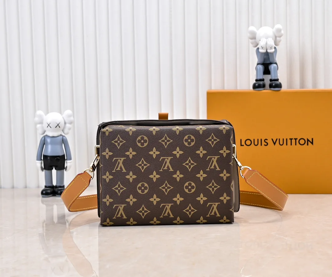 Batch 280💰Upgraded original M24455 This Shopper medium handbag draws inspiration from Louis Vuitton shopping bags, with the words Louis Vuitton and Maison Fondée En 1854 written on soft cow leather. It is equipped with a top handle and a detachable shoulder strap. Dimensions: 23.0x16.5x7.0 cm (length x height x width)
