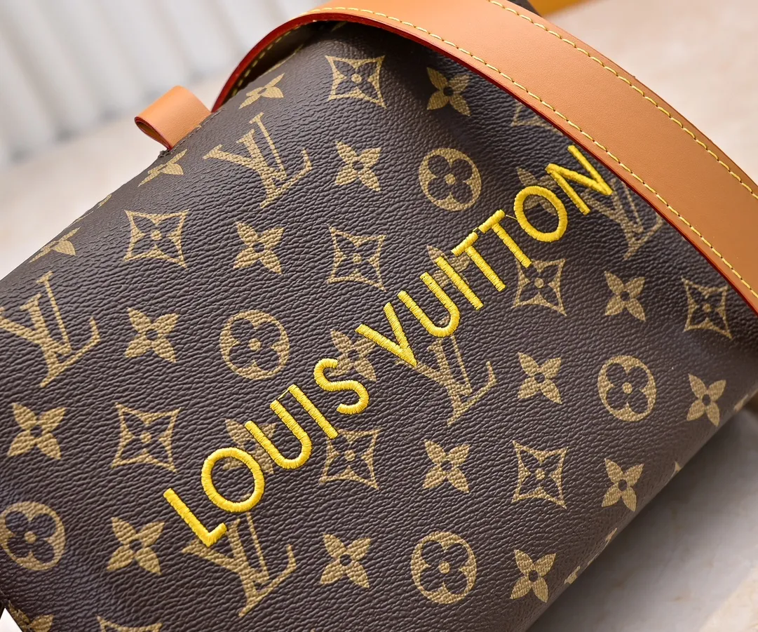 Batch 280💰Upgraded original M24455 This Shopper medium handbag draws inspiration from Louis Vuitton shopping bags, with the words Louis Vuitton and Maison Fondée En 1854 written on soft cow leather. It is equipped with a top handle and a detachable shoulder strap. Dimensions: 23.0x16.5x7.0 cm (length x height x width)