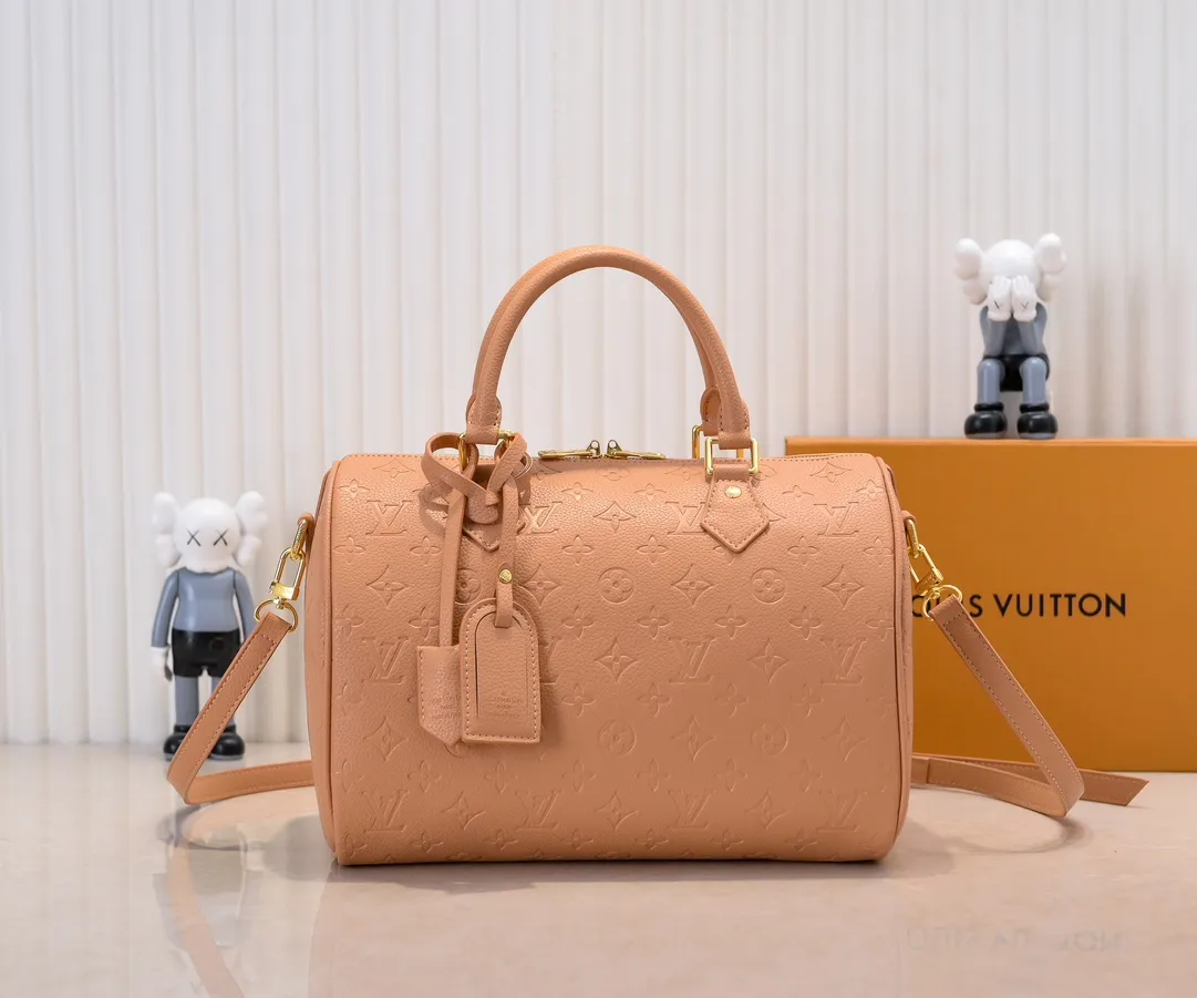 Batch 300💰Upgraded from the original M47186 M11323 M40391 This Speedy Soft 30 handbag renews the classic design of the Speedy handbag, using Monogram Empreinte leather and suede cowhide lining to create a light and soft structure. Whether carried by hand, cross-body or shoulder, you can create a trendy look. Dimensions: 30x21x17 cm
