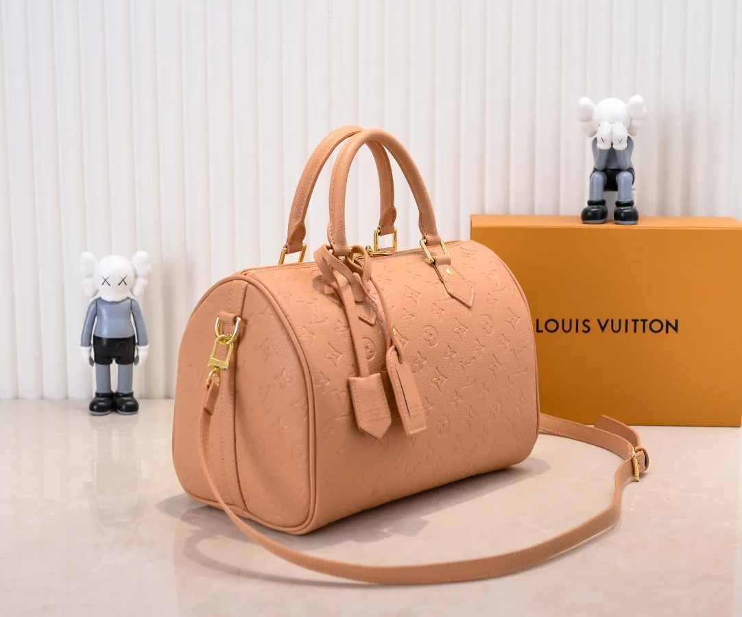 Batch 300💰Upgraded from the original M47186 M11323 M40391 This Speedy Soft 30 handbag renews the classic design of the Speedy handbag, using Monogram Empreinte leather and suede cowhide lining to create a light and soft structure. Whether carried by hand, cross-body or shoulder, you can create a trendy look. Dimensions: 30x21x17 cm