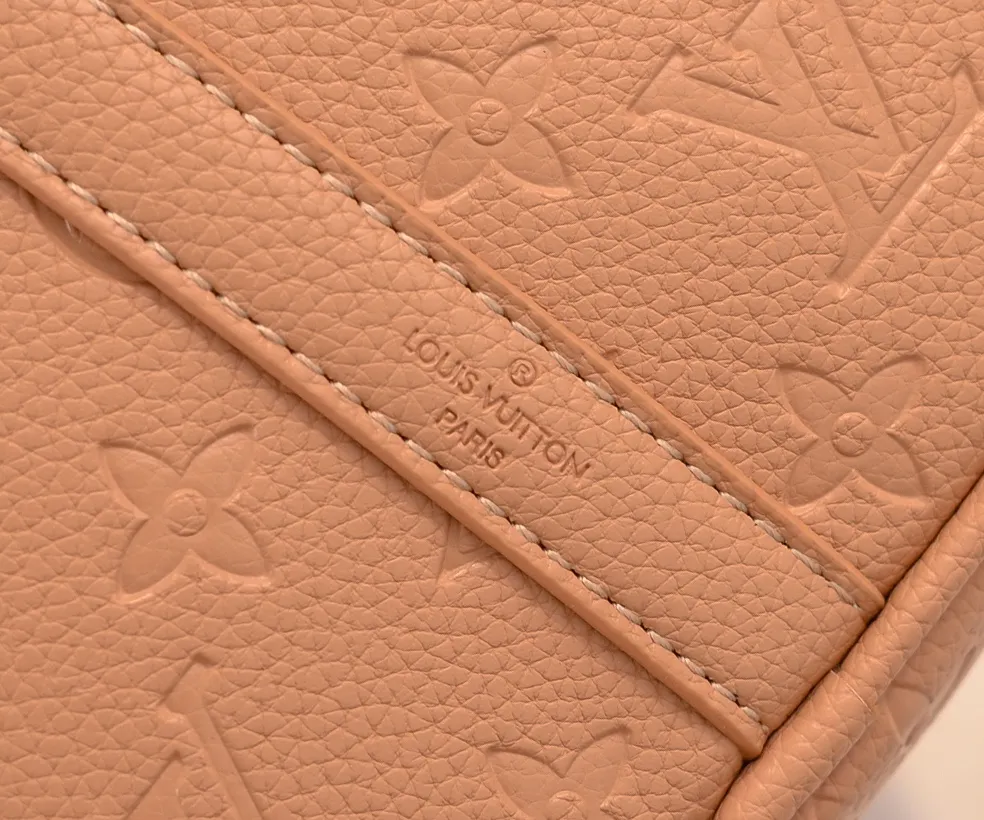 Batch 300💰Upgraded from the original M47186 M11323 M40391 This Speedy Soft 30 handbag renews the classic design of the Speedy handbag, using Monogram Empreinte leather and suede cowhide lining to create a light and soft structure. Whether carried by hand, cross-body or shoulder, you can create a trendy look. Dimensions: 30x21x17 cm