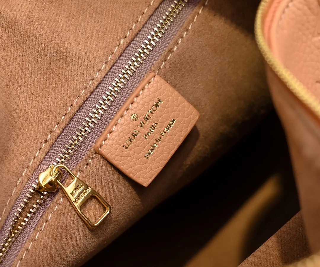 Batch 300💰Upgraded from the original M47186 M11323 M40391 This Speedy Soft 30 handbag renews the classic design of the Speedy handbag, using Monogram Empreinte leather and suede cowhide lining to create a light and soft structure. Whether carried by hand, cross-body or shoulder, you can create a trendy look. Dimensions: 30x21x17 cm