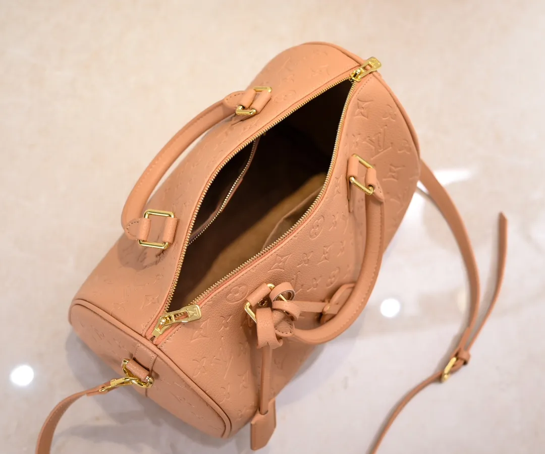 Batch 300💰Upgraded from the original M47186 M11323 M40391 This Speedy Soft 30 handbag renews the classic design of the Speedy handbag, using Monogram Empreinte leather and suede cowhide lining to create a light and soft structure. Whether carried by hand, cross-body or shoulder, you can create a trendy look. Dimensions: 30x21x17 cm
