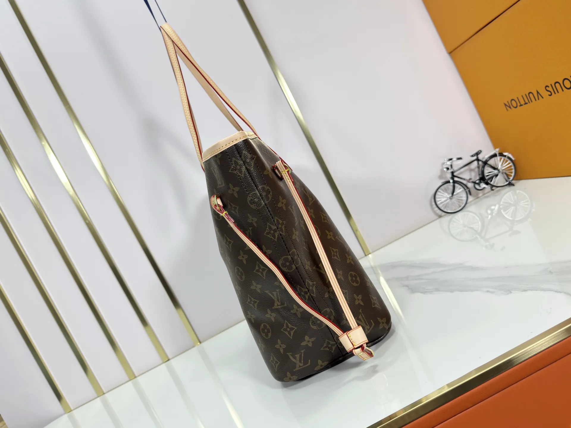 P240 Upgraded original M13758 M14210 M45686 M46649 M58907 M13675 M40995 This Neverfull medium handbag uses embossing and printing processes to depict the Monogram pattern on the cow leather. Tighten the side straps and the tote instantly transforms into an elegant urban handbag; the long handle makes it easy to carry over the shoulder or elbow. 31.0 x 28.0 x 14.0 cm (length x height x width)