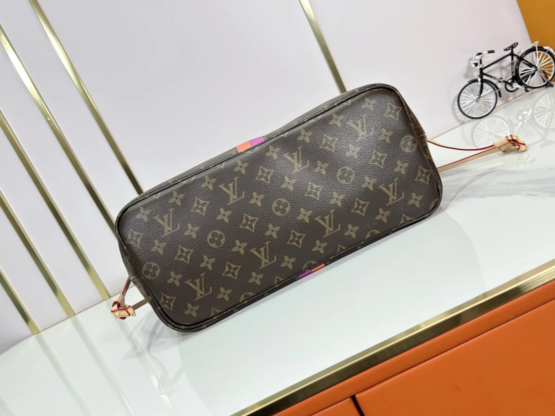 P240 Upgraded original M13758 M14210 M45686 M46649 M58907 M13675 M40995 This Neverfull medium handbag uses embossing and printing processes to depict the Monogram pattern on the cow leather. Tighten the side straps and the tote instantly transforms into an elegant urban handbag; the long handle makes it easy to carry over the shoulder or elbow. 31.0 x 28.0 x 14.0 cm (length x height x width)