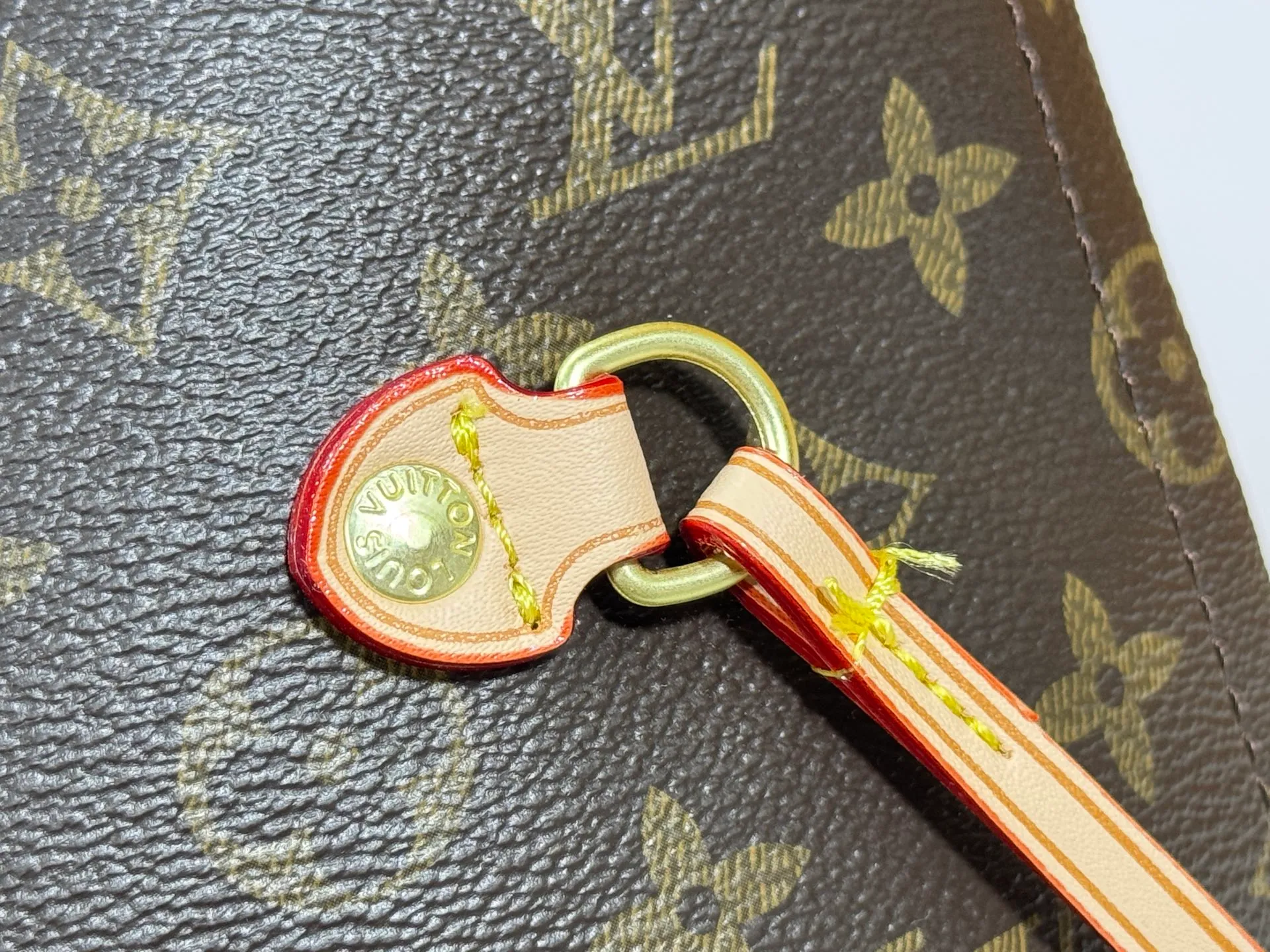 P240 Upgraded original M13758 M14210 M45686 M46649 M58907 M13675 M40995 This Neverfull medium handbag uses embossing and printing processes to depict the Monogram pattern on the cow leather. Tighten the side straps and the tote instantly transforms into an elegant urban handbag; the long handle makes it easy to carry over the shoulder or elbow. 31.0 x 28.0 x 14.0 cm (length x height x width)