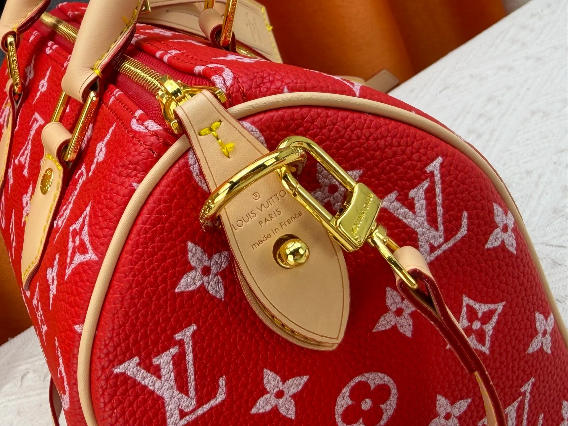 P270 Upgraded original version (with pebbled leather) M13902 M24423 M24424 M24425 M24426 M24443 M11561 M11562 M13912 Speedy Bandoulière 25 handbag is made of cow leather, showing a unique sun-kissed gradient effect. A perfect everyday choice, the Speedy comes with a removable leather storage bag lined with luxurious sheepskin leather. The double handle design combined with the adjustable and detachable shoulder strap provides a variety of carrying methods to easily cope with different occasions. Dimensions: 25.0 x 15.0 x 15.0 cm (length x height x width)