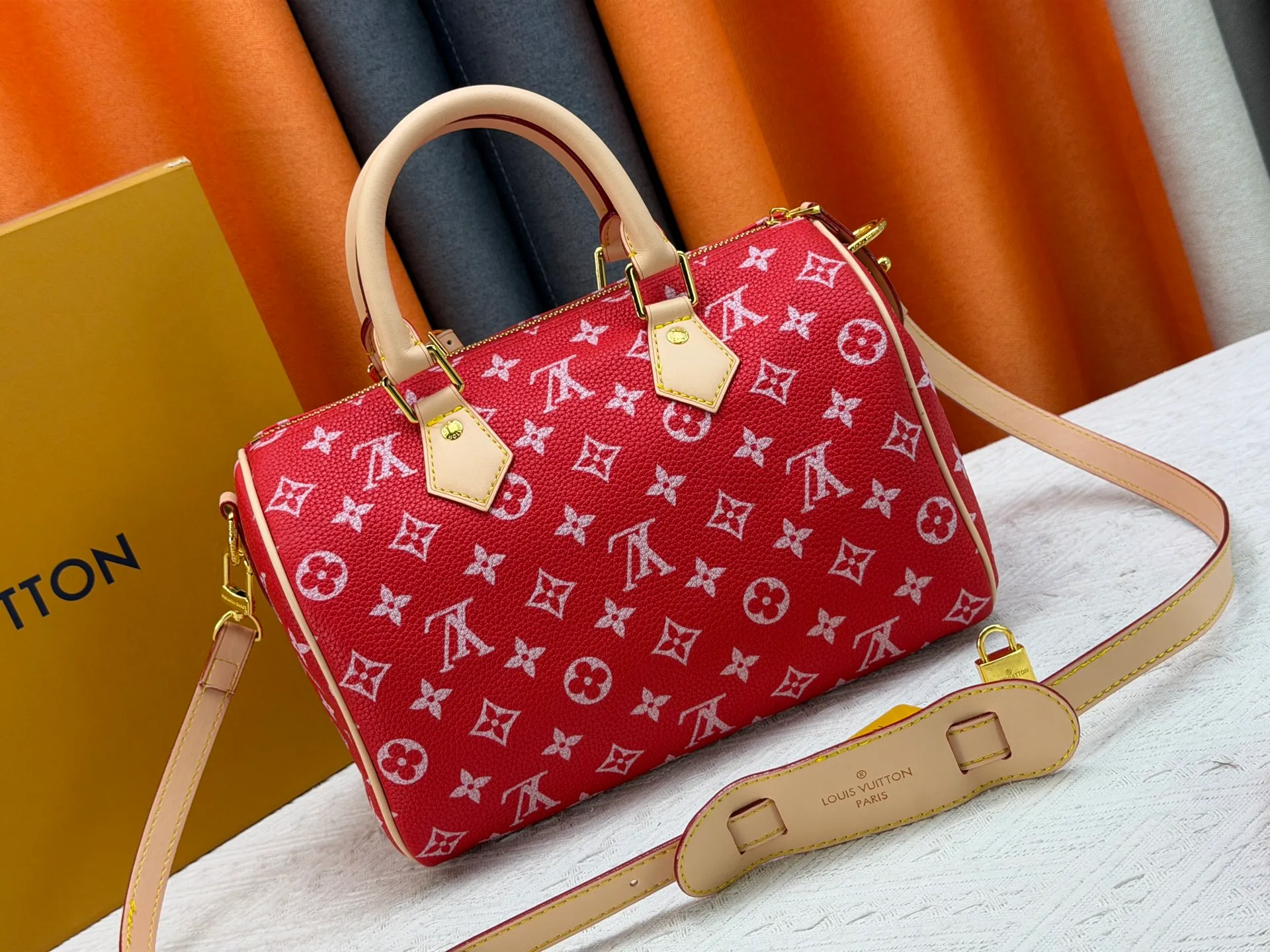P270 Upgraded original version (with pebbled leather) M13902 M24423 M24424 M24425 M24426 M24443 M11561 M11562 M13912 Speedy Bandoulière 25 handbag is made of cow leather, showing a unique sun-kissed gradient effect. A perfect everyday choice, the Speedy comes with a removable leather storage bag lined with luxurious sheepskin leather. The double handle design combined with the adjustable and detachable shoulder strap provides a variety of carrying methods to easily cope with different occasions. Dimensions: 25.0 x 15.0 x 15.0 cm (length x height x width)