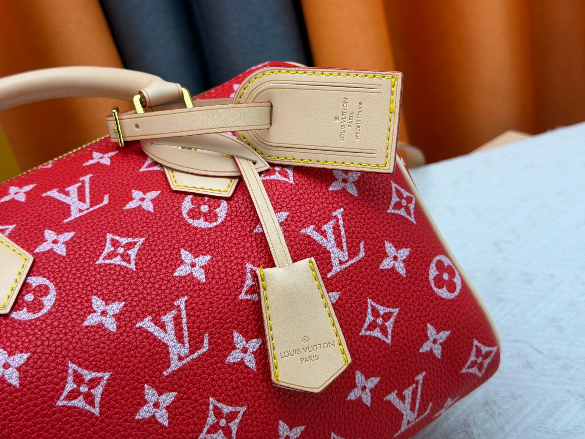 P270 Upgraded original version (with pebbled leather) M13902 M24423 M24424 M24425 M24426 M24443 M11561 M11562 M13912 Speedy Bandoulière 25 handbag is made of cow leather, showing a unique sun-kissed gradient effect. A perfect everyday choice, the Speedy comes with a removable leather storage bag lined with luxurious sheepskin leather. The double handle design combined with the adjustable and detachable shoulder strap provides a variety of carrying methods to easily cope with different occasions. Dimensions: 25.0 x 15.0 x 15.0 cm (length x height x width)