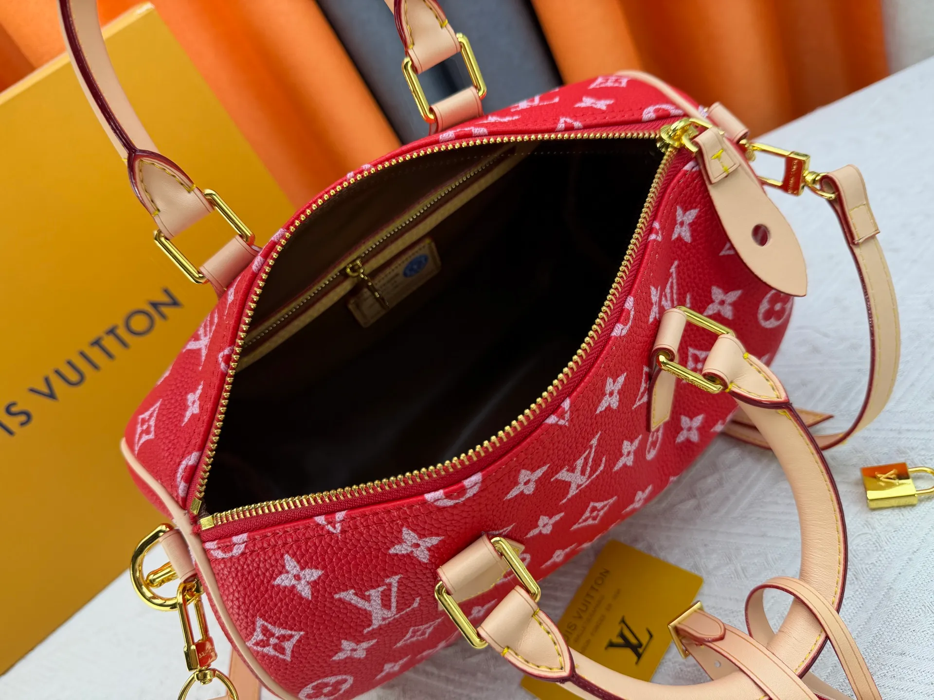 P270 Upgraded original version (with pebbled leather) M13902 M24423 M24424 M24425 M24426 M24443 M11561 M11562 M13912 Speedy Bandoulière 25 handbag is made of cow leather, showing a unique sun-kissed gradient effect. A perfect everyday choice, the Speedy comes with a removable leather storage bag lined with luxurious sheepskin leather. The double handle design combined with the adjustable and detachable shoulder strap provides a variety of carrying methods to easily cope with different occasions. Dimensions: 25.0 x 15.0 x 15.0 cm (length x height x width)