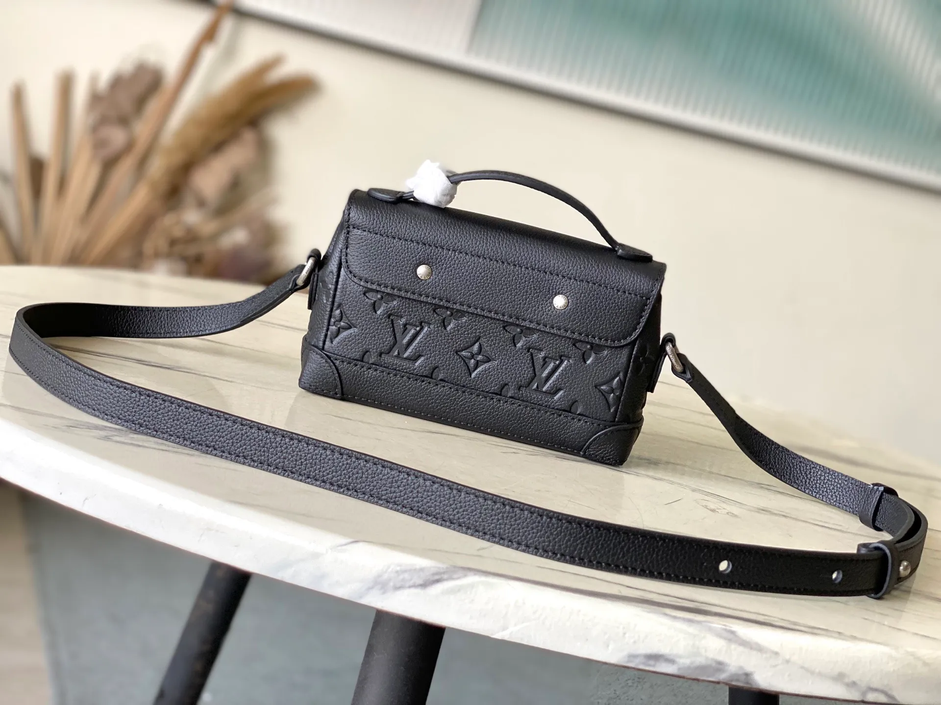 💰780 (top layer leather) top original order M13888 This Steamer East West mini handbag is made of Monogram embossed Taurillon cow leather in a horizontal configuration, highlighting the classic design of the Steamer series. A flap closure, unique reinforced corners, and a top handle add to the refined details. Equipped with an adjustable shoulder strap, it can be worn as a cross-body or hand-held bag at will. Dimensions: 20 × 11 × 5 cm