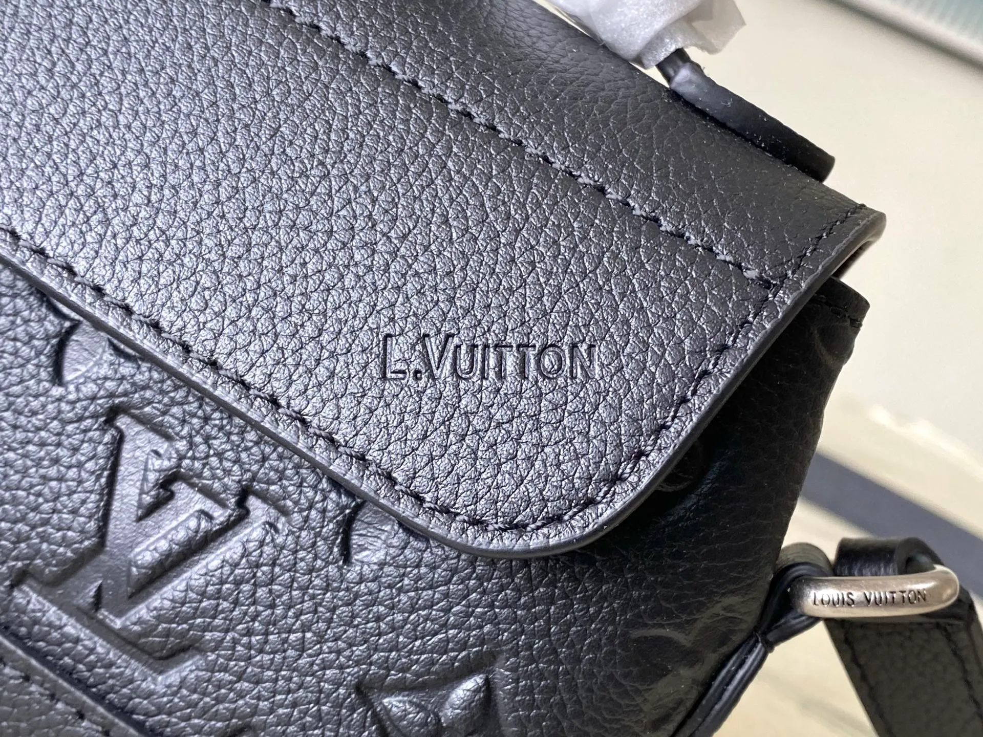 💰780 (top layer leather) top original order M13888 This Steamer East West mini handbag is made of Monogram embossed Taurillon cow leather in a horizontal configuration, highlighting the classic design of the Steamer series. A flap closure, unique reinforced corners, and a top handle add to the refined details. Equipped with an adjustable shoulder strap, it can be worn as a cross-body or hand-held bag at will. Dimensions: 20 × 11 × 5 cm