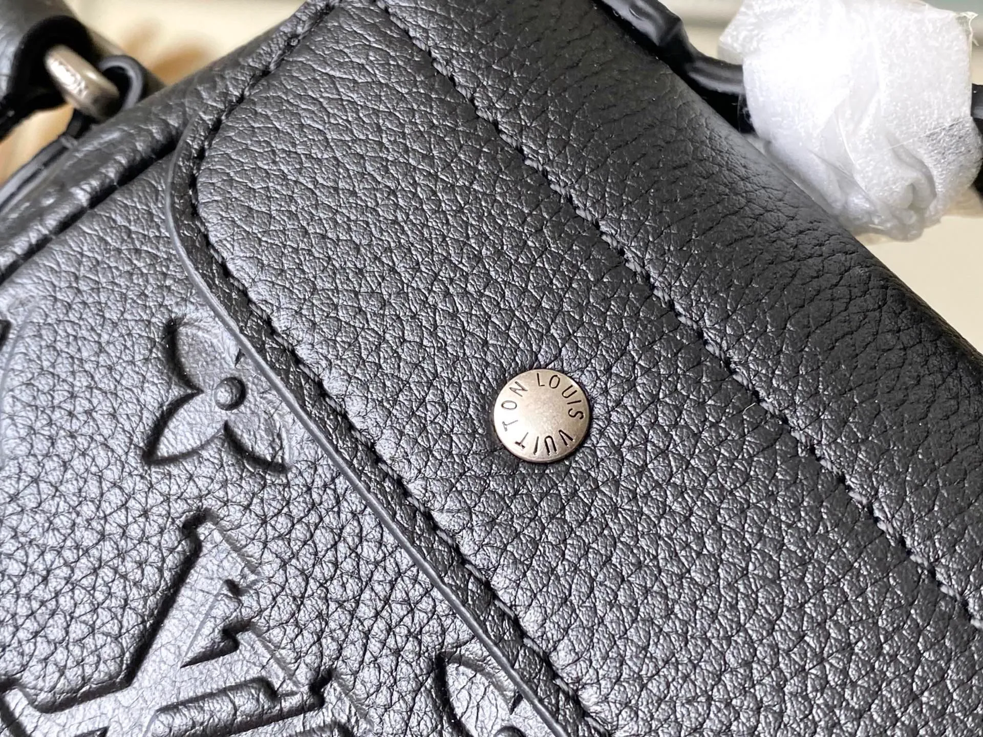 💰780 (top layer leather) top original order M13888 This Steamer East West mini handbag is made of Monogram embossed Taurillon cow leather in a horizontal configuration, highlighting the classic design of the Steamer series. A flap closure, unique reinforced corners, and a top handle add to the refined details. Equipped with an adjustable shoulder strap, it can be worn as a cross-body or hand-held bag at will. Dimensions: 20 × 11 × 5 cm