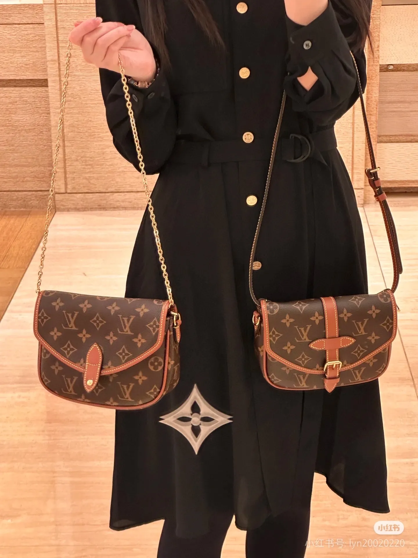Batch 280💰Upgraded original M26592 2025 autumn and winter new Duo BB handbag with a new silhouette, blending chic design with modern style. This fun accessory reinterprets the Saumur bag's classic shape in the brand's signature Monogram canvas with contrasting calfskin trim and an adjustable shoulder strap. It can be worn around the waist, with two compartments on either side of the hip, or it can be split into two separate handbags. Metal parts add a refined touch. Dimensions: 19 x 14 x 6 (cm) ((length x height x width)