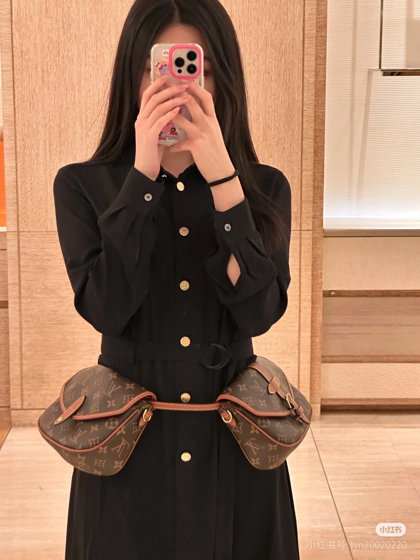 Batch 280💰Upgraded original M26592 2025 autumn and winter new Duo BB handbag with a new silhouette, blending chic design with modern style. This fun accessory reinterprets the Saumur bag's classic shape in the brand's signature Monogram canvas with contrasting calfskin trim and an adjustable shoulder strap. It can be worn around the waist, with two compartments on either side of the hip, or it can be split into two separate handbags. Metal parts add a refined touch. Dimensions: 19 x 14 x 6 (cm) ((length x height x width)