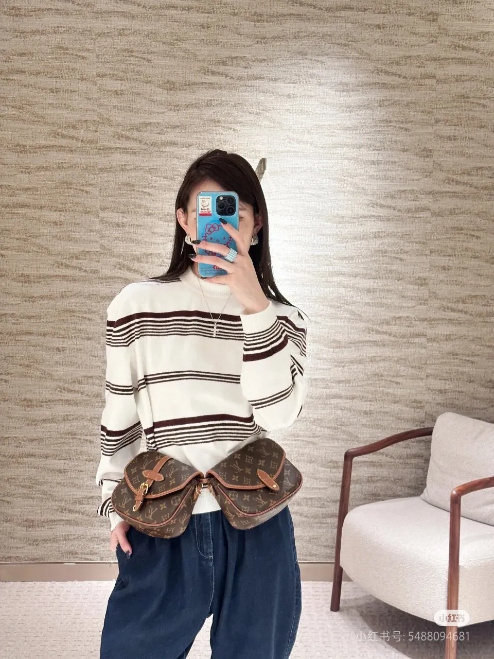Batch 280💰Upgraded original M26592 2025 autumn and winter new Duo BB handbag with a new silhouette, blending chic design with modern style. This fun accessory reinterprets the Saumur bag's classic shape in the brand's signature Monogram canvas with contrasting calfskin trim and an adjustable shoulder strap. It can be worn around the waist, with two compartments on either side of the hip, or it can be split into two separate handbags. Metal parts add a refined touch. Dimensions: 19 x 14 x 6 (cm) ((length x height x width)