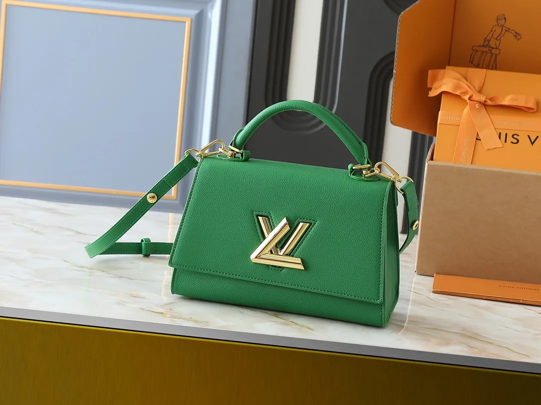💰320💰Upgraded original version Upgraded original version M57214 M57093 M57096 Louis Vuitton launches the Twist One Handle small handbag, made of Taurillon leather with colorful leather lining and integrated with the iconic LV Twist twist lock. The top handle and detachable shoulder strap allow for hand, shoulder or cross-body wear. Taurillon leather Taurillon leather trim Cow leather lining Metal hardware Variant LV Twist twist-lock patch pocket Zippered pocket Patch pocket with removable mirror Shoulder strap: Removable, adjustable Strap Half-length: 34.5 cm Strap half-length adjustable to: 56.5 cm Handle: Single handle, Dimensions: 25x17x11