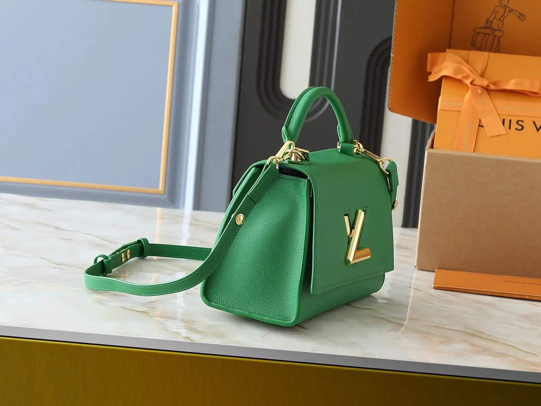 💰320💰Upgraded original version Upgraded original version M57214 M57093 M57096 Louis Vuitton launches the Twist One Handle small handbag, made of Taurillon leather with colorful leather lining and integrated with the iconic LV Twist twist lock. The top handle and detachable shoulder strap allow for hand, shoulder or cross-body wear. Taurillon leather Taurillon leather trim Cow leather lining Metal hardware Variant LV Twist twist-lock patch pocket Zippered pocket Patch pocket with removable mirror Shoulder strap: Removable, adjustable Strap Half-length: 34.5 cm Strap half-length adjustable to: 56.5 cm Handle: Single handle, Dimensions: 25x17x11