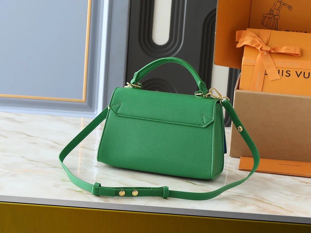 💰320💰Upgraded original version Upgraded original version M57214 M57093 M57096 Louis Vuitton launches the Twist One Handle small handbag, made of Taurillon leather with colorful leather lining and integrated with the iconic LV Twist twist lock. The top handle and detachable shoulder strap allow for hand, shoulder or cross-body wear. Taurillon leather Taurillon leather trim Cow leather lining Metal hardware Variant LV Twist twist-lock patch pocket Zippered pocket Patch pocket with removable mirror Shoulder strap: Removable, adjustable Strap Half-length: 34.5 cm Strap half-length adjustable to: 56.5 cm Handle: Single handle, Dimensions: 25x17x11