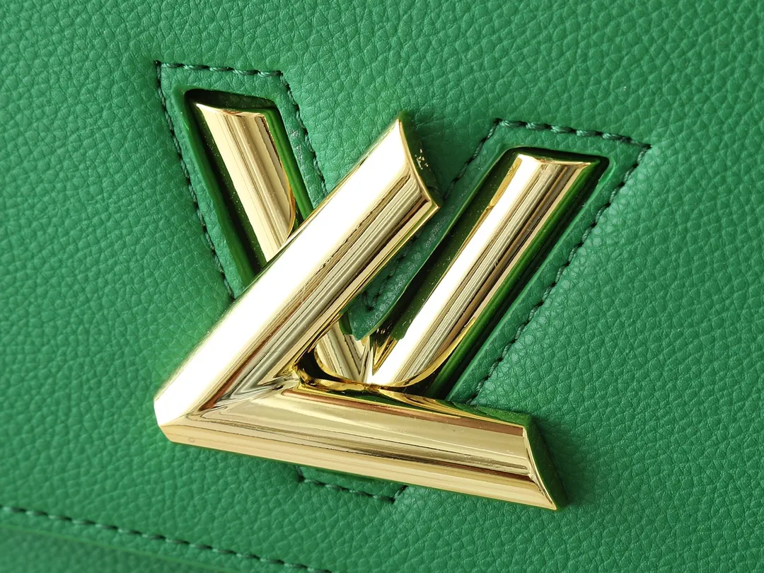 💰320💰Upgraded original version Upgraded original version M57214 M57093 M57096 Louis Vuitton launches the Twist One Handle small handbag, made of Taurillon leather with colorful leather lining and integrated with the iconic LV Twist twist lock. The top handle and detachable shoulder strap allow for hand, shoulder or cross-body wear. Taurillon leather Taurillon leather trim Cow leather lining Metal hardware Variant LV Twist twist-lock patch pocket Zippered pocket Patch pocket with removable mirror Shoulder strap: Removable, adjustable Strap Half-length: 34.5 cm Strap half-length adjustable to: 56.5 cm Handle: Single handle, Dimensions: 25x17x11