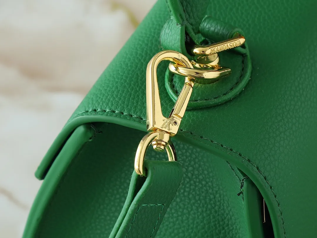 💰320💰Upgraded original version Upgraded original version M57214 M57093 M57096 Louis Vuitton launches the Twist One Handle small handbag, made of Taurillon leather with colorful leather lining and integrated with the iconic LV Twist twist lock. The top handle and detachable shoulder strap allow for hand, shoulder or cross-body wear. Taurillon leather Taurillon leather trim Cow leather lining Metal hardware Variant LV Twist twist-lock patch pocket Zippered pocket Patch pocket with removable mirror Shoulder strap: Removable, adjustable Strap Half-length: 34.5 cm Strap half-length adjustable to: 56.5 cm Handle: Single handle, Dimensions: 25x17x11