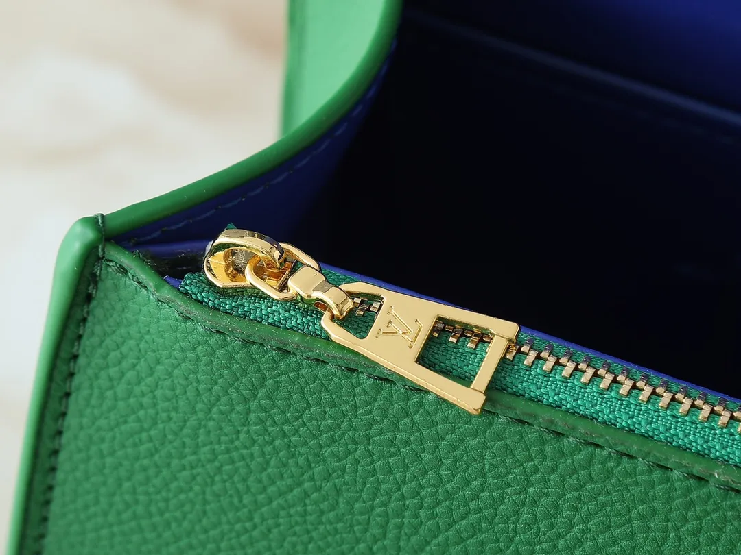 💰320💰Upgraded original version Upgraded original version M57214 M57093 M57096 Louis Vuitton launches the Twist One Handle small handbag, made of Taurillon leather with colorful leather lining and integrated with the iconic LV Twist twist lock. The top handle and detachable shoulder strap allow for hand, shoulder or cross-body wear. Taurillon leather Taurillon leather trim Cow leather lining Metal hardware Variant LV Twist twist-lock patch pocket Zippered pocket Patch pocket with removable mirror Shoulder strap: Removable, adjustable Strap Half-length: 34.5 cm Strap half-length adjustable to: 56.5 cm Handle: Single handle, Dimensions: 25x17x11