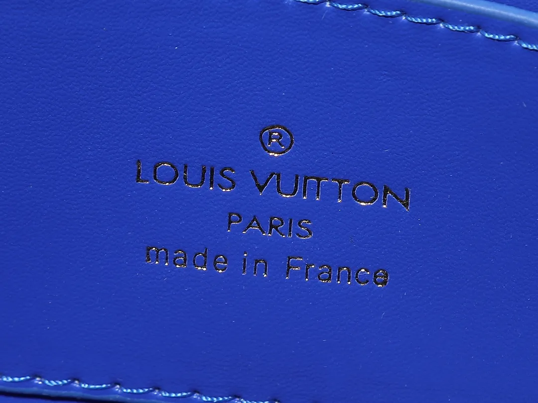 💰320💰Upgraded original version Upgraded original version M57214 M57093 M57096 Louis Vuitton launches the Twist One Handle small handbag, made of Taurillon leather with colorful leather lining and integrated with the iconic LV Twist twist lock. The top handle and detachable shoulder strap allow for hand, shoulder or cross-body wear. Taurillon leather Taurillon leather trim Cow leather lining Metal hardware Variant LV Twist twist-lock patch pocket Zippered pocket Patch pocket with removable mirror Shoulder strap: Removable, adjustable Strap Half-length: 34.5 cm Strap half-length adjustable to: 56.5 cm Handle: Single handle, Dimensions: 25x17x11