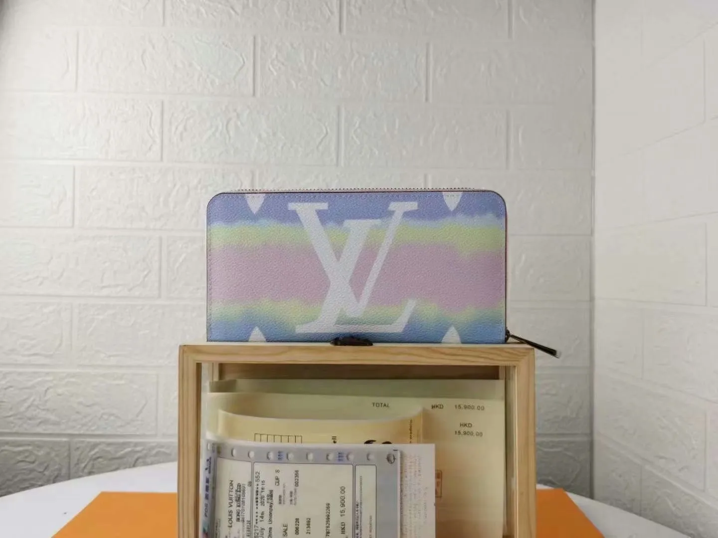 P130M69110 LV ESCALE ZIPPY WALLET Louis Vuitton’s classic Zippy wallet gets a new look in the LV Escale leather goods and accessories collection for the summer of 2020. The tie-dye effect of Monogram Giant canvas conveys the beauty of traditional Japanese tie-dyeing technology, and the zipper design securely protects pockets, compartments and card slots. Detailed features, 19.5x 10.5x 2.5 cm (LxHxW) Monogram coated canvas Cowhide lining Metal hardware, zipper closure, large accordion compartment, open bill compartment, zippered coin pocket, internal patch pocket, card slot.