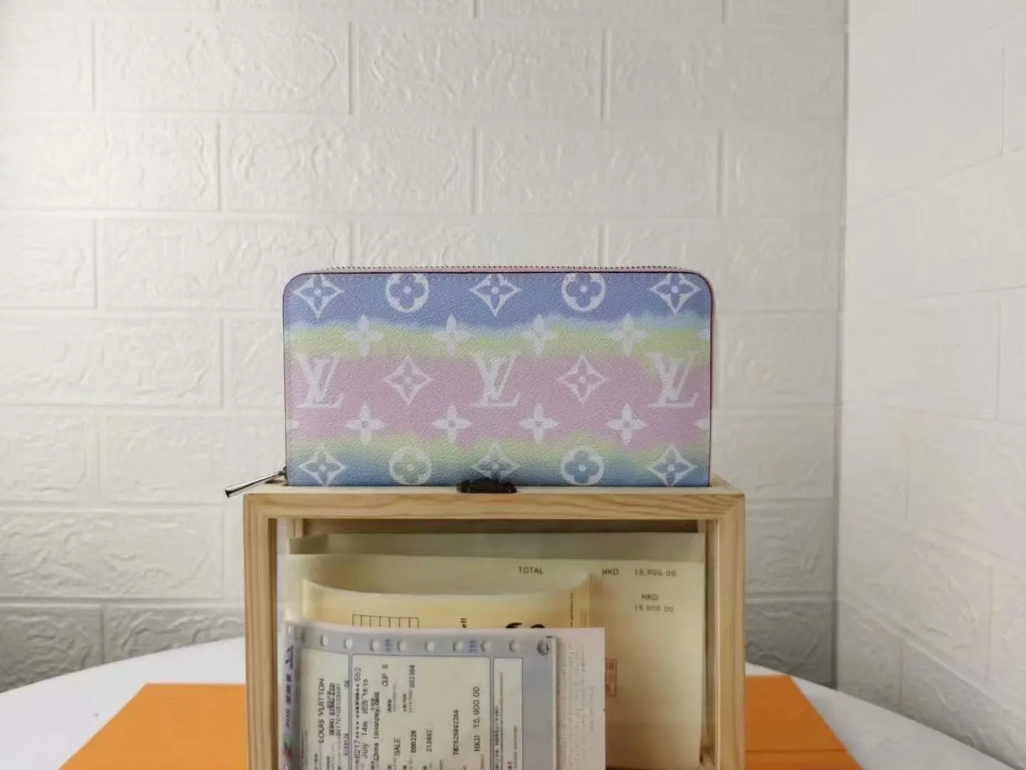 P130M69110 LV ESCALE ZIPPY WALLET Louis Vuitton’s classic Zippy wallet gets a new look in the LV Escale leather goods and accessories collection for the summer of 2020. The tie-dye effect of Monogram Giant canvas conveys the beauty of traditional Japanese tie-dyeing technology, and the zipper design securely protects pockets, compartments and card slots. Detailed features, 19.5x 10.5x 2.5 cm (LxHxW) Monogram coated canvas Cowhide lining Metal hardware, zipper closure, large accordion compartment, open bill compartment, zippered coin pocket, internal patch pocket, card slot.