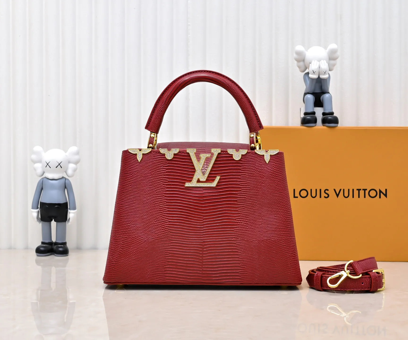 Top original P440 Guangzhou-made M12297 maroon lizard skin with gold and diamond corolla 🔺This CapucinesBB handbag exquisitely combines the elegant lizard skin outer layer, delicate sheepskin lining and Yingze metal parts. The iconic flap achieves two styles. The LV logo can be read on the inside and Monogram flowers bloom on the outside. It lights up an eye-catching corner for evening occasions and adds a personalized atmosphere to the wardrobe. Shine gorgeous style in day and night occasions.  Detailed features 27 x 18 x 9 cm (length x height x width)