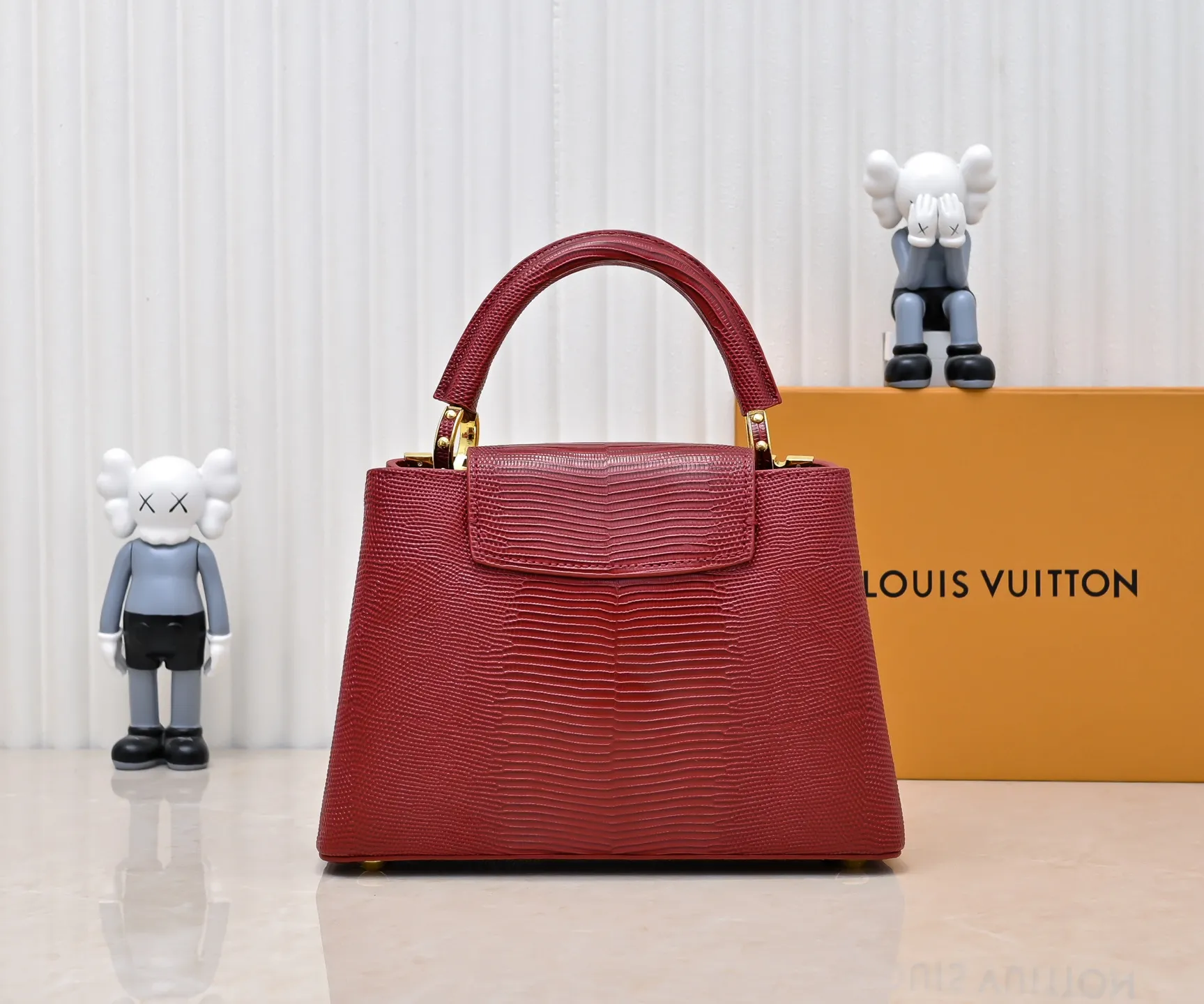 Top original P440 Guangzhou-made M12297 maroon lizard skin with gold and diamond corolla 🔺This CapucinesBB handbag exquisitely combines the elegant lizard skin outer layer, delicate sheepskin lining and Yingze metal parts. The iconic flap achieves two styles. The LV logo can be read on the inside and Monogram flowers bloom on the outside. It lights up an eye-catching corner for evening occasions and adds a personalized atmosphere to the wardrobe. Shine gorgeous style in day and night occasions.  Detailed features 27 x 18 x 9 cm (length x height x width)