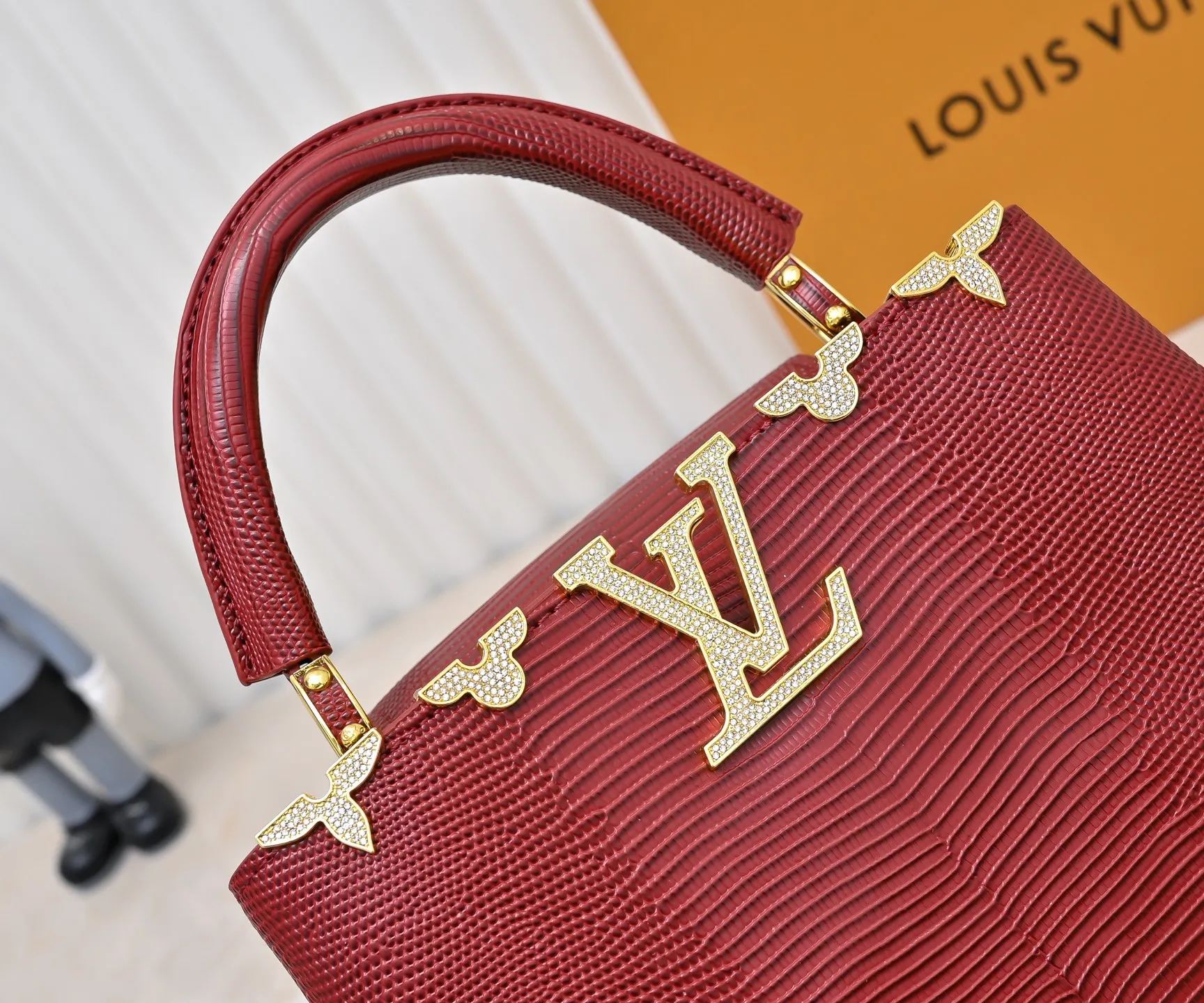 Top original P440 Guangzhou-made M12297 maroon lizard skin with gold and diamond corolla 🔺This CapucinesBB handbag exquisitely combines the elegant lizard skin outer layer, delicate sheepskin lining and Yingze metal parts. The iconic flap achieves two styles. The LV logo can be read on the inside and Monogram flowers bloom on the outside. It lights up an eye-catching corner for evening occasions and adds a personalized atmosphere to the wardrobe. Shine gorgeous style in day and night occasions.  Detailed features 27 x 18 x 9 cm (length x height x width)