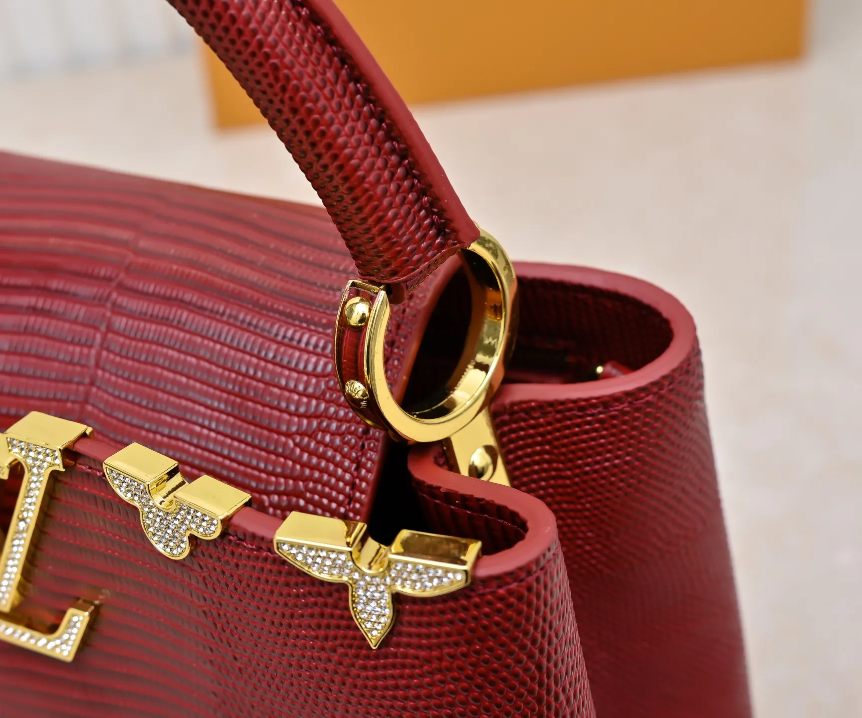 Top original P440 Guangzhou-made M12297 maroon lizard skin with gold and diamond corolla 🔺This CapucinesBB handbag exquisitely combines the elegant lizard skin outer layer, delicate sheepskin lining and Yingze metal parts. The iconic flap achieves two styles. The LV logo can be read on the inside and Monogram flowers bloom on the outside. It lights up an eye-catching corner for evening occasions and adds a personalized atmosphere to the wardrobe. Shine gorgeous style in day and night occasions.  Detailed features 27 x 18 x 9 cm (length x height x width)