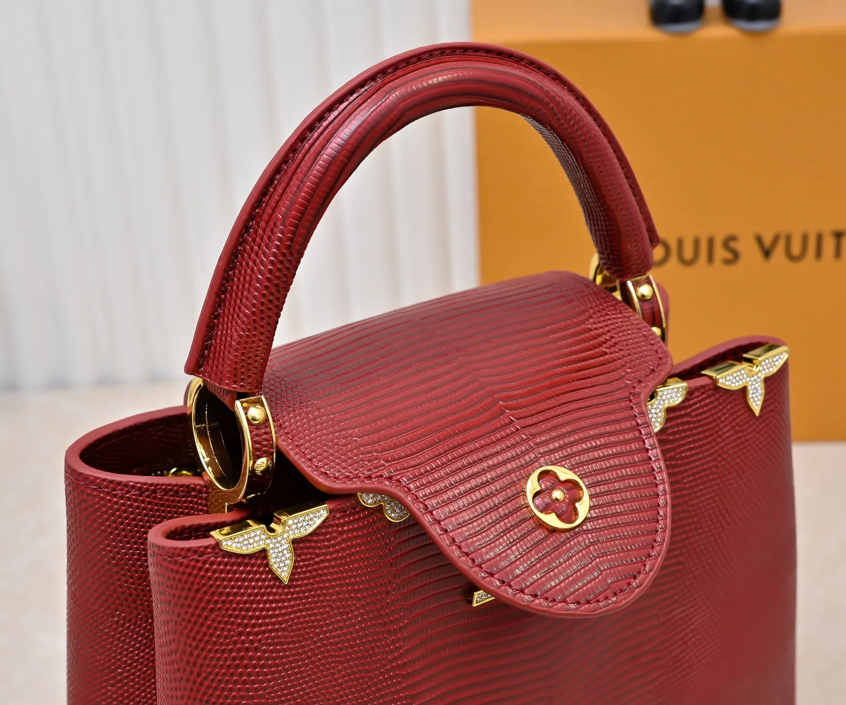 Top original P440 Guangzhou-made M12297 maroon lizard skin with gold and diamond corolla 🔺This CapucinesBB handbag exquisitely combines the elegant lizard skin outer layer, delicate sheepskin lining and Yingze metal parts. The iconic flap achieves two styles. The LV logo can be read on the inside and Monogram flowers bloom on the outside. It lights up an eye-catching corner for evening occasions and adds a personalized atmosphere to the wardrobe. Shine gorgeous style in day and night occasions.  Detailed features 27 x 18 x 9 cm (length x height x width)
