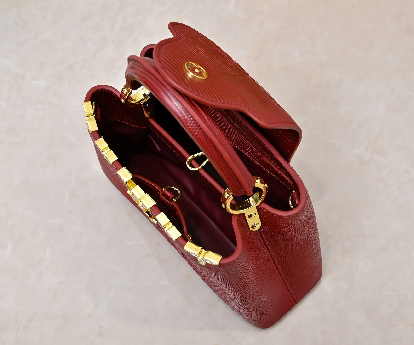 Top original P440 Guangzhou-made M12297 maroon lizard skin with gold and diamond corolla 🔺This CapucinesBB handbag exquisitely combines the elegant lizard skin outer layer, delicate sheepskin lining and Yingze metal parts. The iconic flap achieves two styles. The LV logo can be read on the inside and Monogram flowers bloom on the outside. It lights up an eye-catching corner for evening occasions and adds a personalized atmosphere to the wardrobe. Shine gorgeous style in day and night occasions.  Detailed features 27 x 18 x 9 cm (length x height x width)