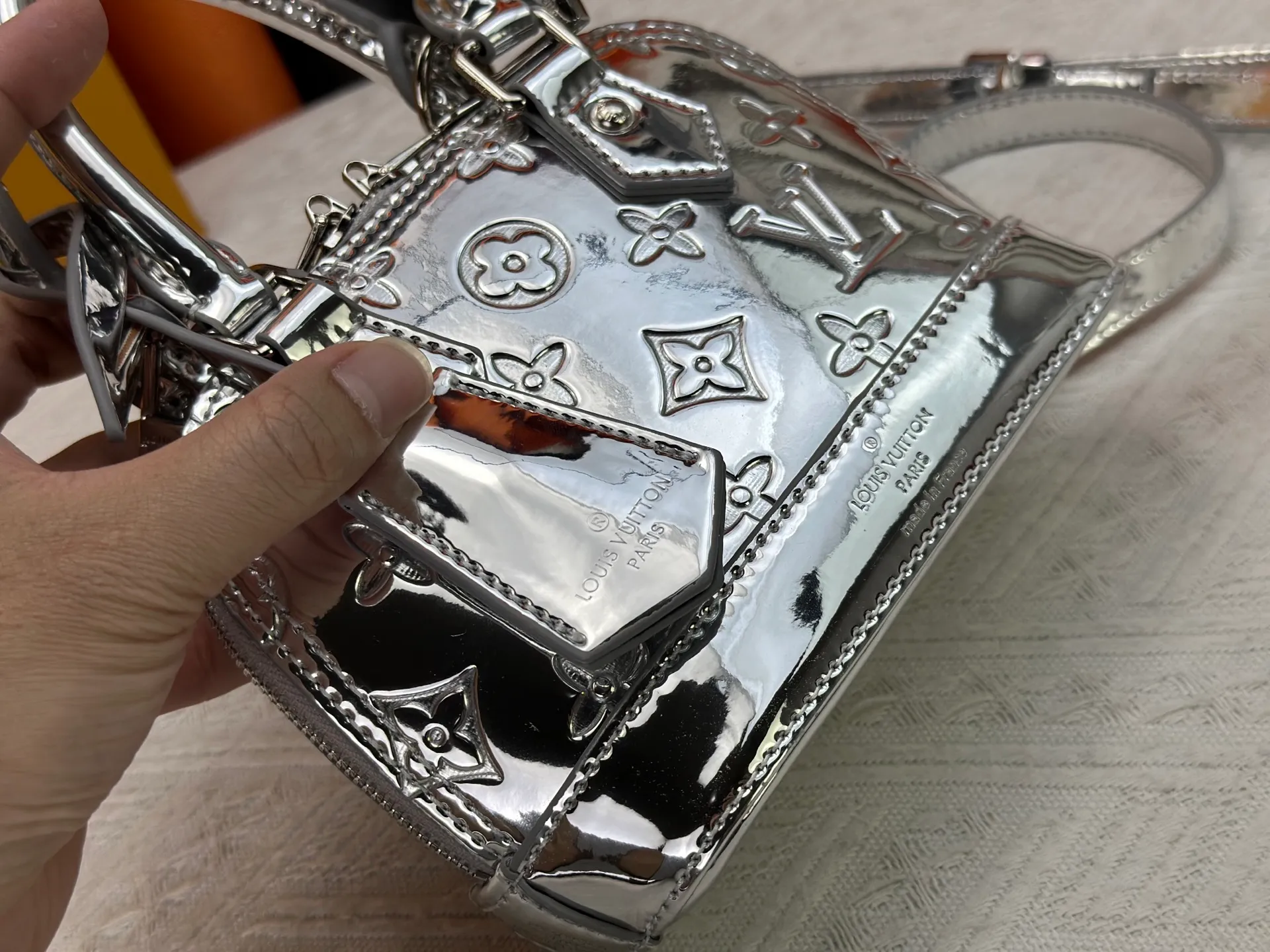 P280 M11835 M53152 82717 90611 The Alma mini handbag of the LVSki series draws inspiration from the Louis Vuitton archive hard box, rendering a new Monogram Miroir effect on the Monogram embossed coated canvas, highlighting the concept of retro futurism. Spacious interior patch pockets ensure organized storage. Size: 18x12x8cm